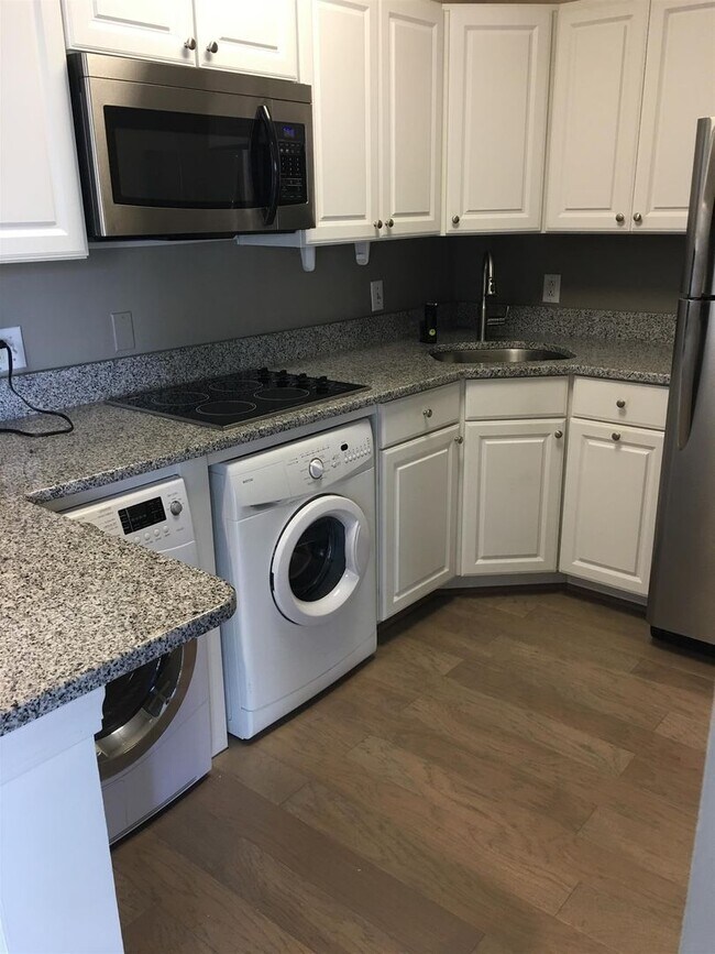 Building Photo - Incredible Location! Convenient 1BE/1BA li...