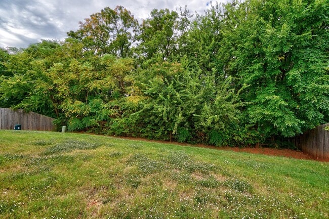 Building Photo - 3900 Sierra Vista Way