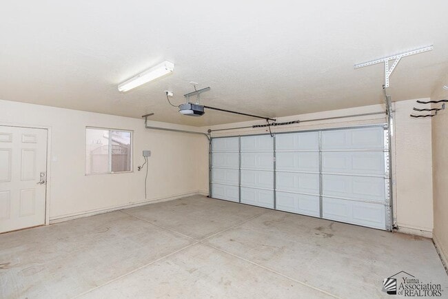 Building Photo - 2637 S 37th Dr