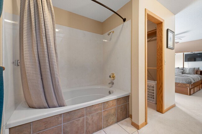 Building Photo - Fully furnished Rental