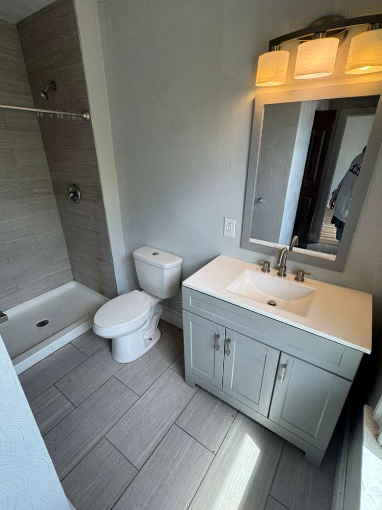 Building Photo - 1948 Broadway Ave