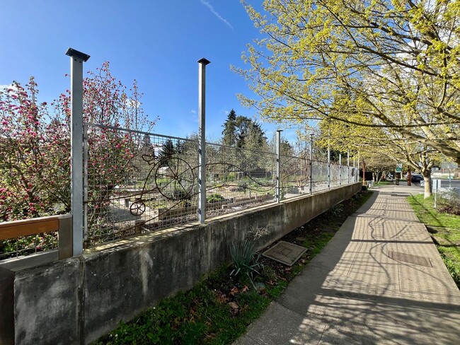 Building Photo - Spacious Greenwood townhouse - Available now!