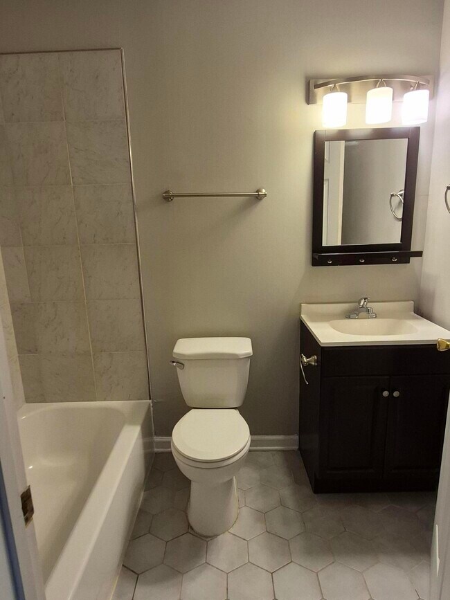Building Photo - 3314 Oakridge Dr