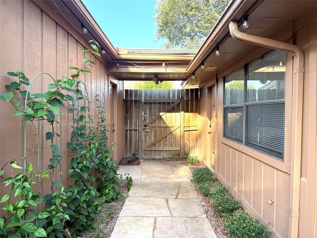 Building Photo - 9002 Sabastian Dr