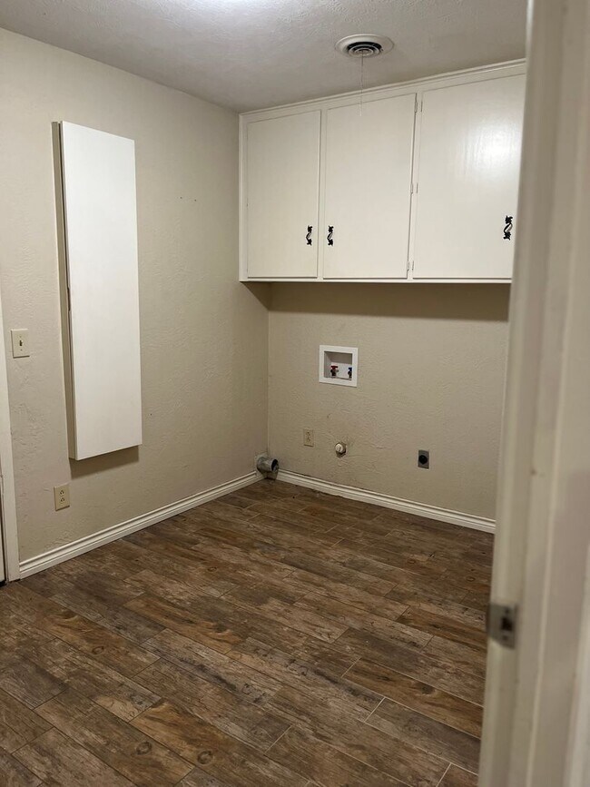 Building Photo - Located close to Bonham Middle School 3/2/2