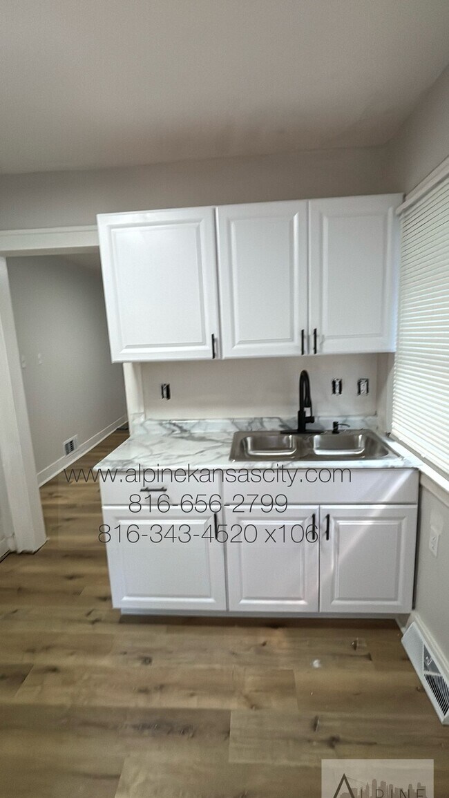 Building Photo - Updated Bungalow Near 39th/71