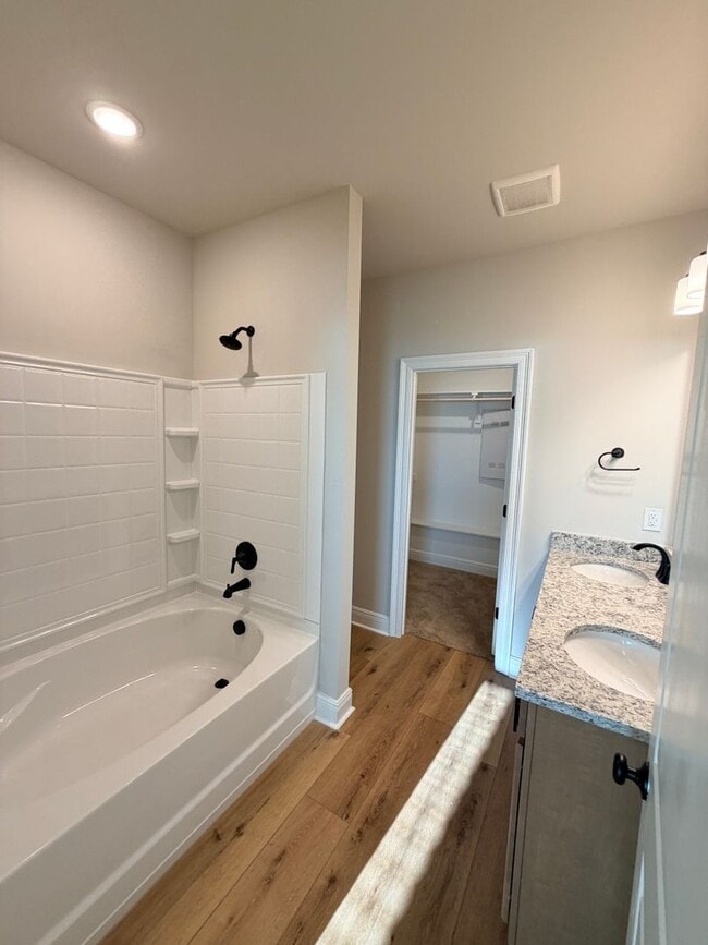 Building Photo - 820 Venecia Dr