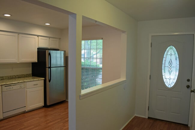 Building Photo - Sharp 2 bedroom, 2 1/2 bath with basement ...