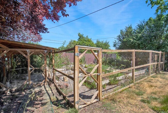 Building Photo - A Gardners Dream 2 Bed 1 Bath Home in Amazing SLC Location! Available NOW!