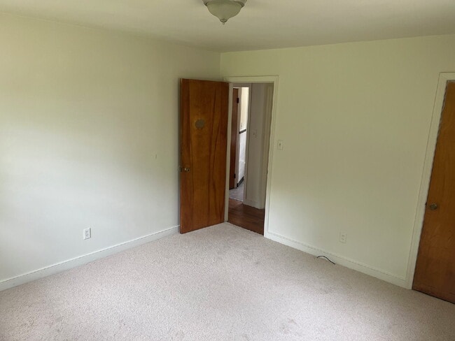 Building Photo - 3 Bedroom Rancher on Spacious Lot
