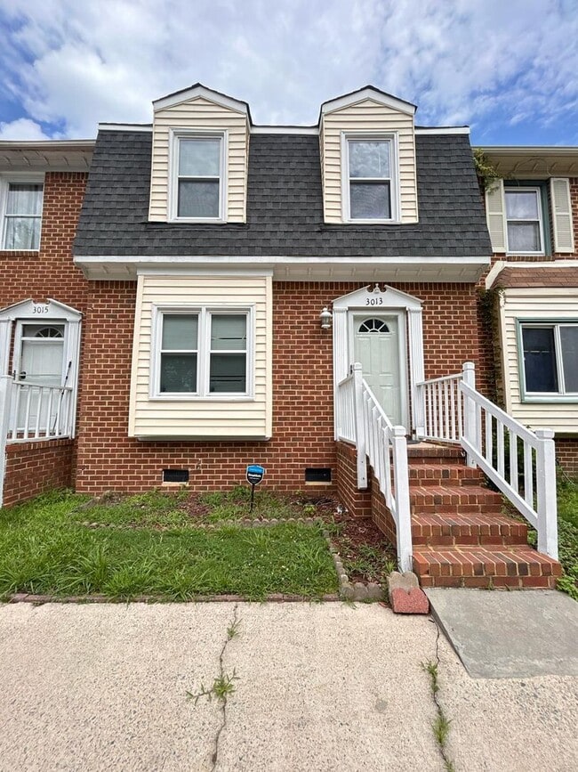 Building Photo - 3-Bedroom Townhome with Spacious Backyard ...