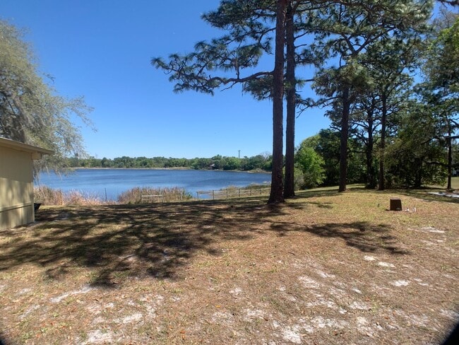 Building Photo - Lake front home with Lots of space