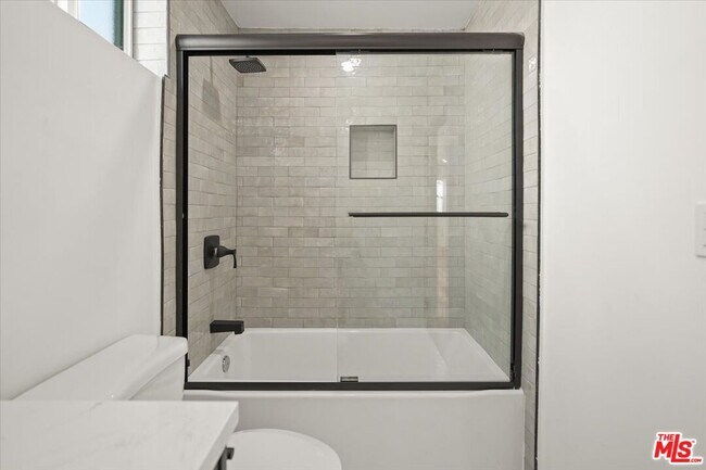 Building Photo - 914 N Hudson Ave