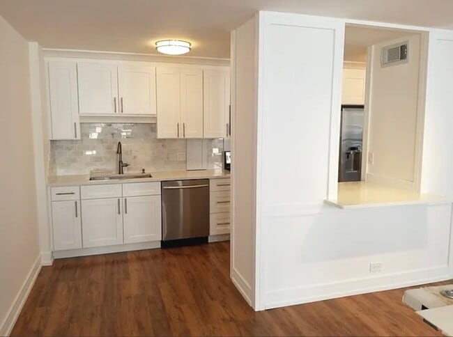 Building Photo - 5701 N Sheridan Rd