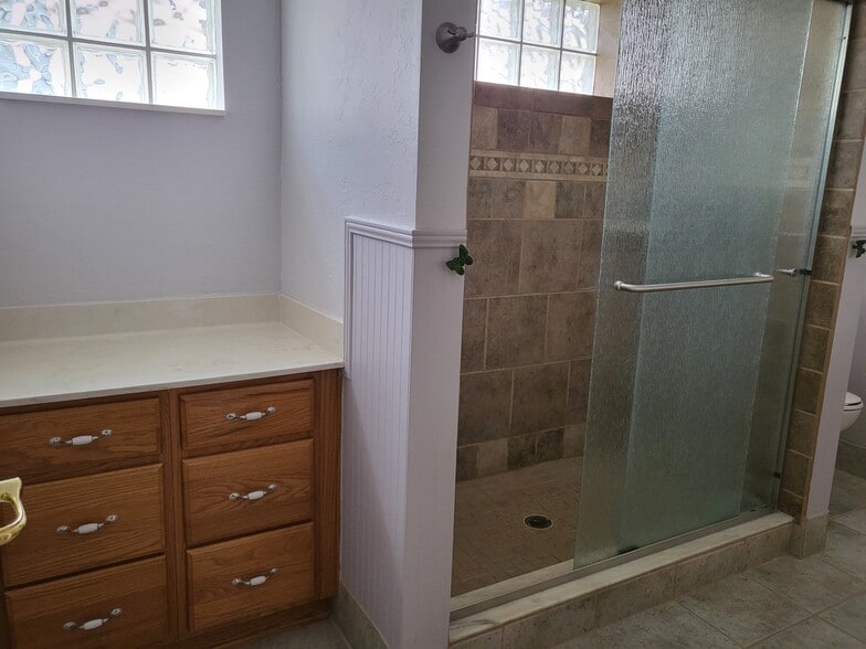 ensuite shower vanity 1 - 11120 SW 73rd Ter