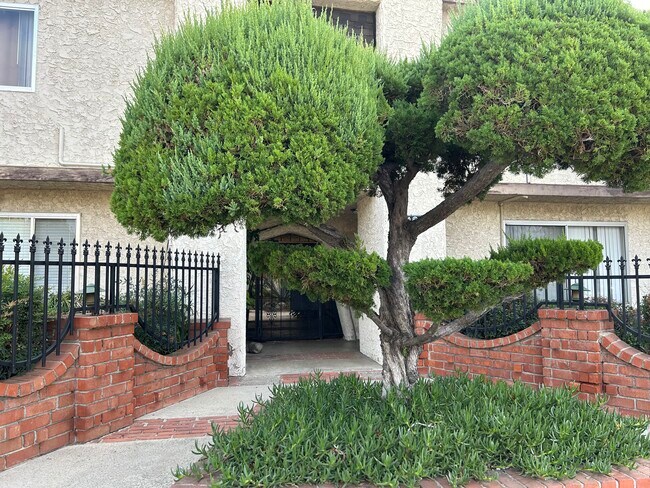 Building Photo - 6310 Hazeltine Ave