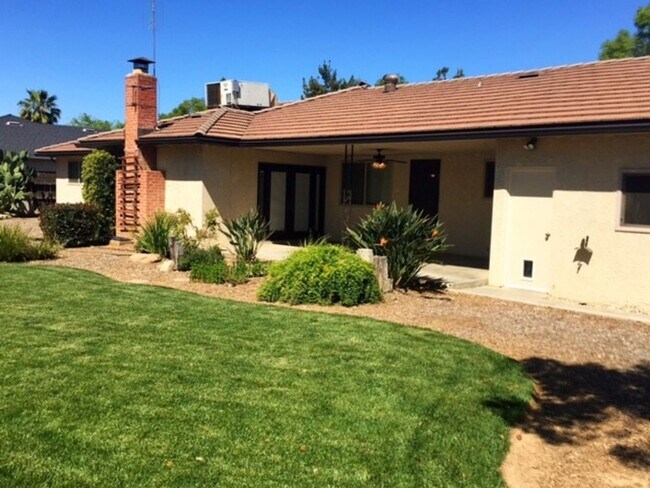 Building Photo - 1657 W Ellery Way