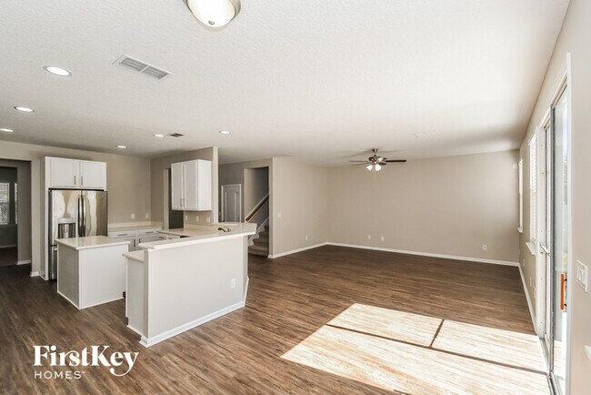Building Photo - 207 Pine Arbor Cir