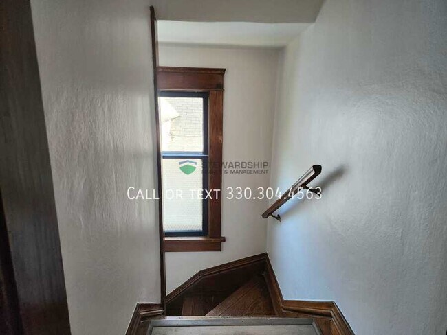 Building Photo - 687 Allyn St