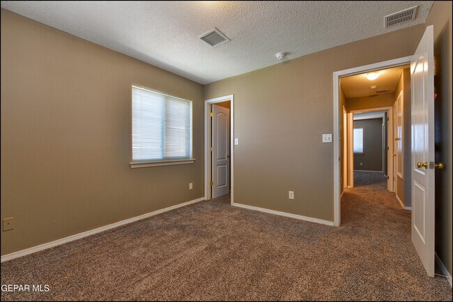 Building Photo - 3404 Blue Earth Ln