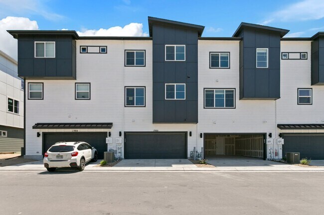 Building Photo - Newer 4 bed Townhome at The Commons at Vic...