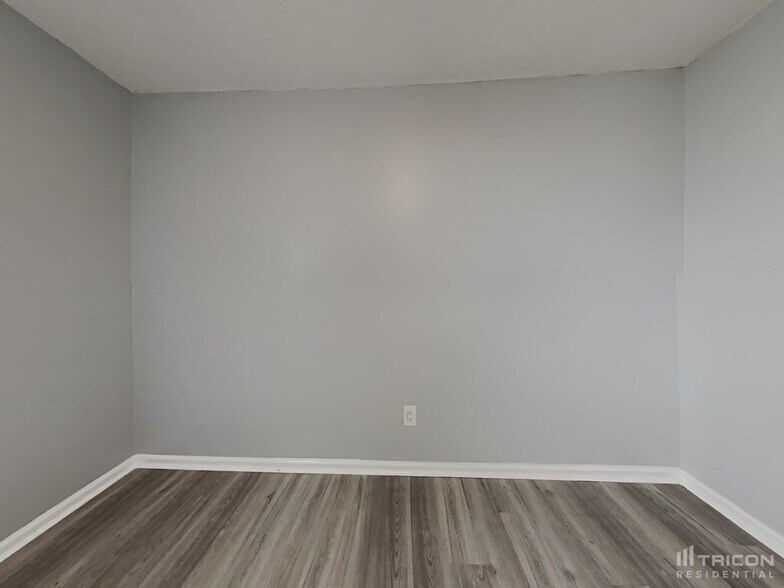 Building Photo - 1707 Ashwood Cir