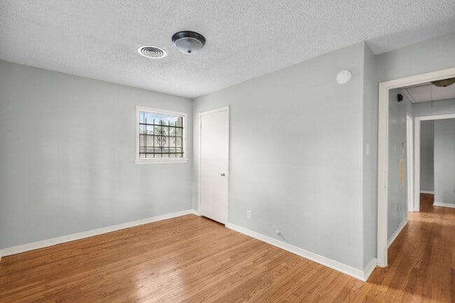 Building Photo - For Rent: Spacious 4-Bedroom Family Home