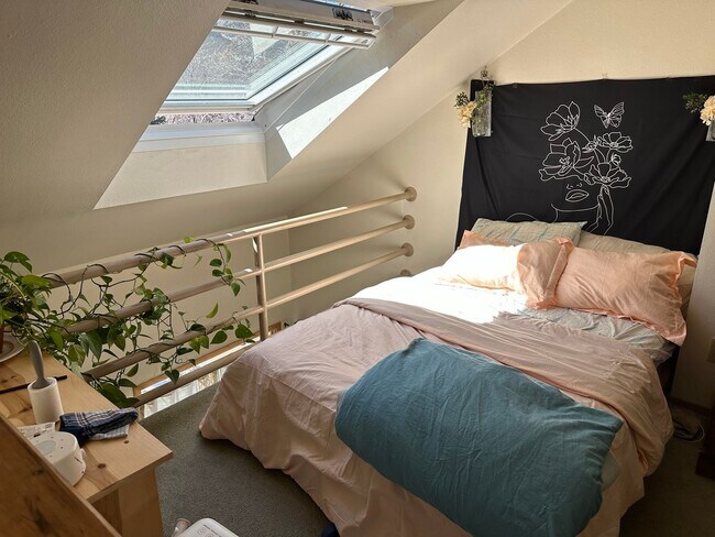 Building Photo - Cozy Upper-Level Condo Retreat