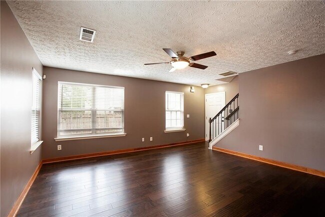 Building Photo - 312 Pieris Dr