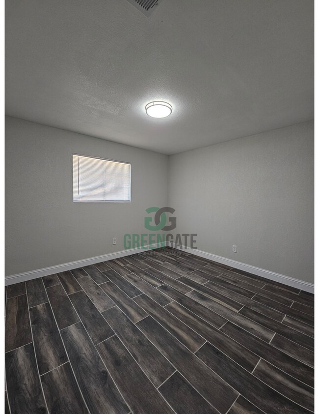 Building Photo - 901 Valente Way