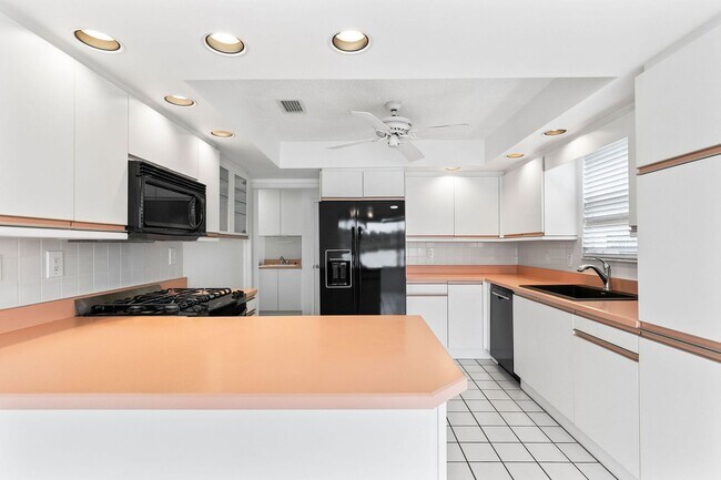 Building Photo - Riverfront Home in Ormond Beachside!
