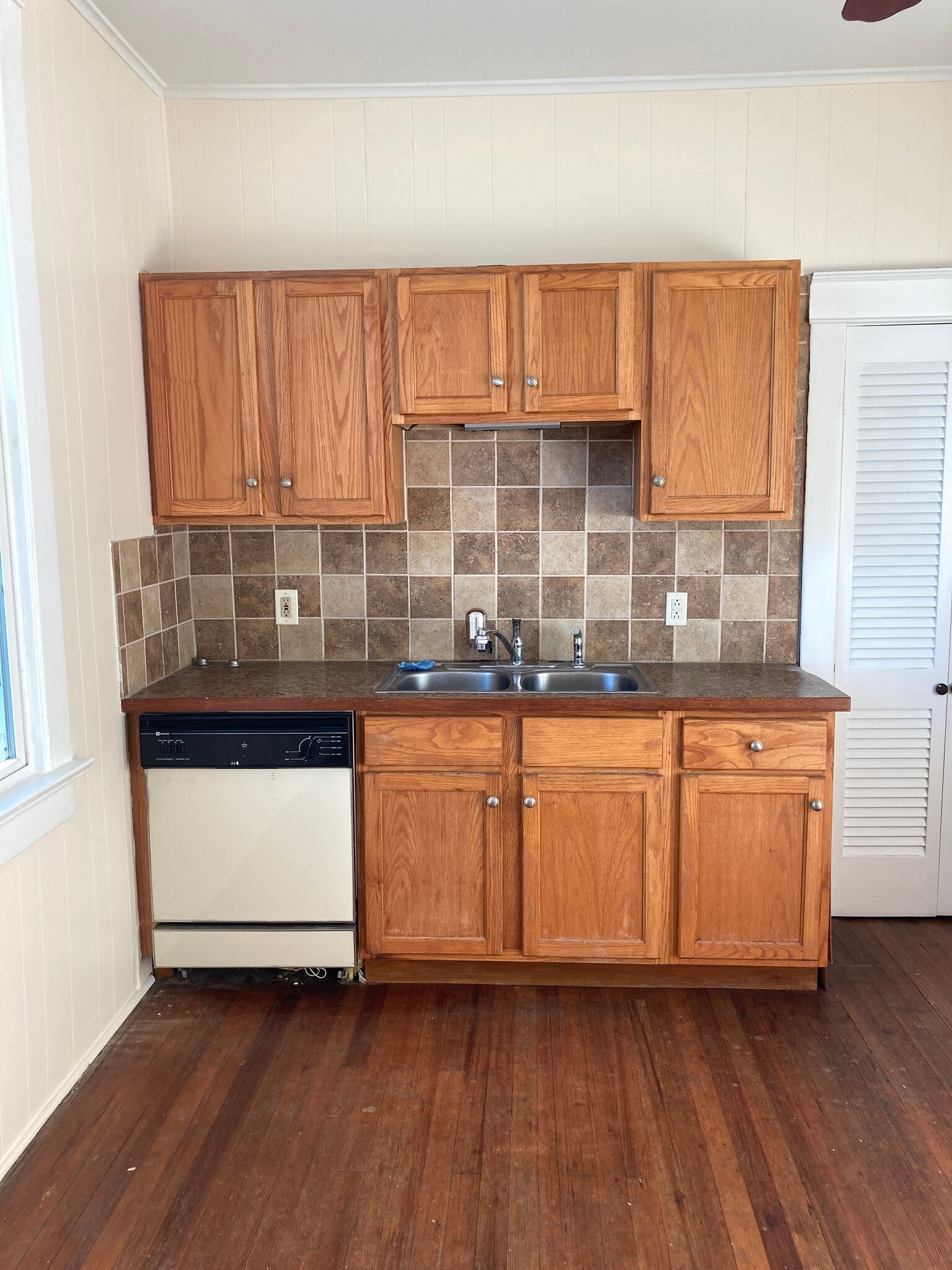 Kitchen sink - 4320 Jena St