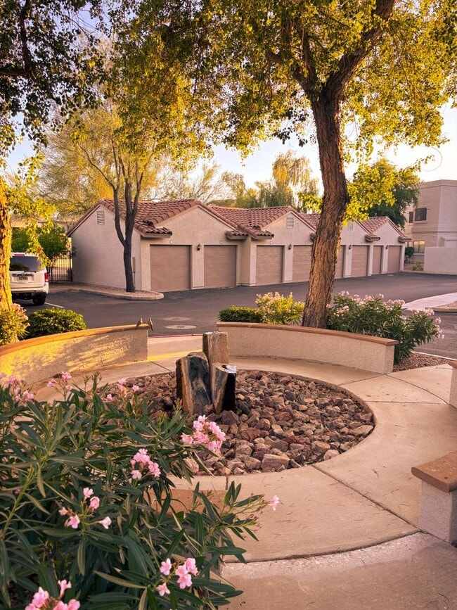 Building Photo - Stunning 2 Bed 1.5 Bath Condo in Scottsdal...