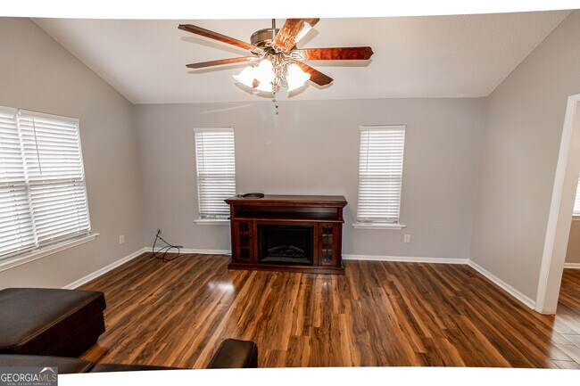 Building Photo - 104 Green Tree Ct