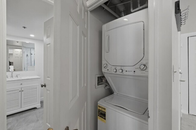 Building Photo - Updated 2BR Condo in Old Town Alexandria - 2 blocks to Metro