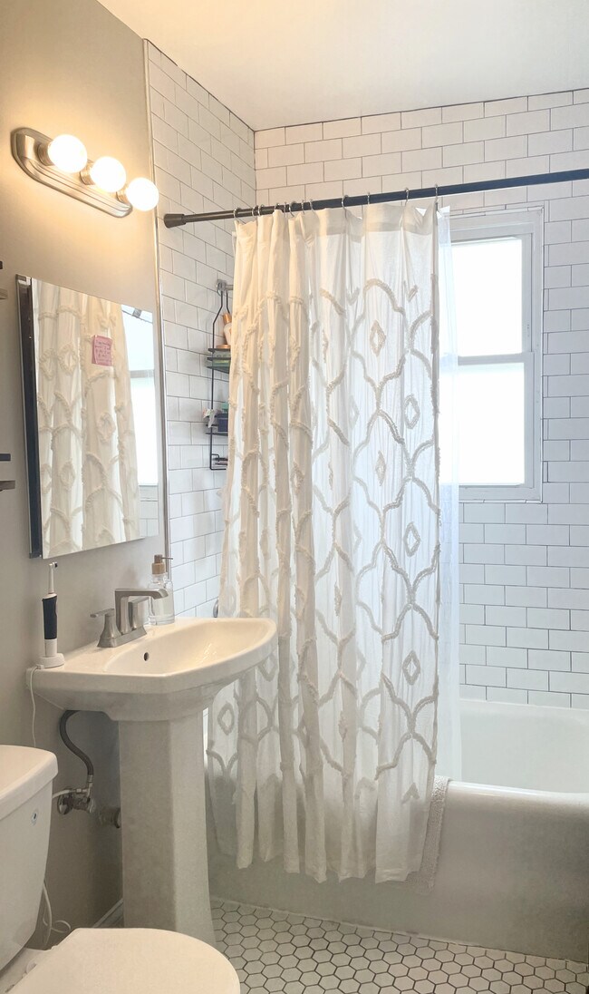 Building Photo - 1919A Grove Ave-35