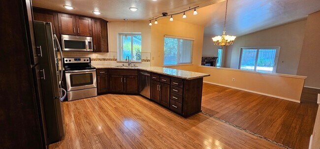 Building Photo - 3083 Funston Dr
