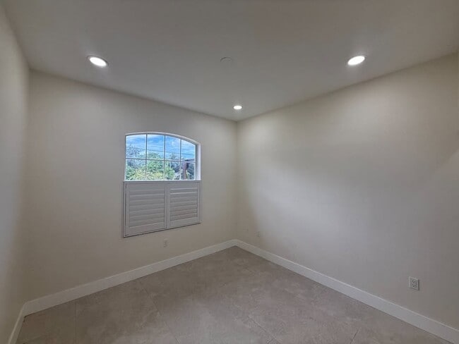 Building Photo - 1550 Center Rd