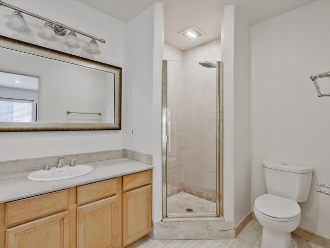 Primary Bath w/Separate Shower & Spa Tub - 4009 Beverly Glen Blvd