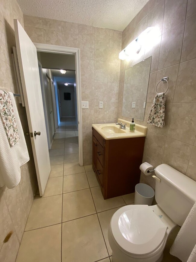 Building Photo - Beautiful Lakefront Condo!