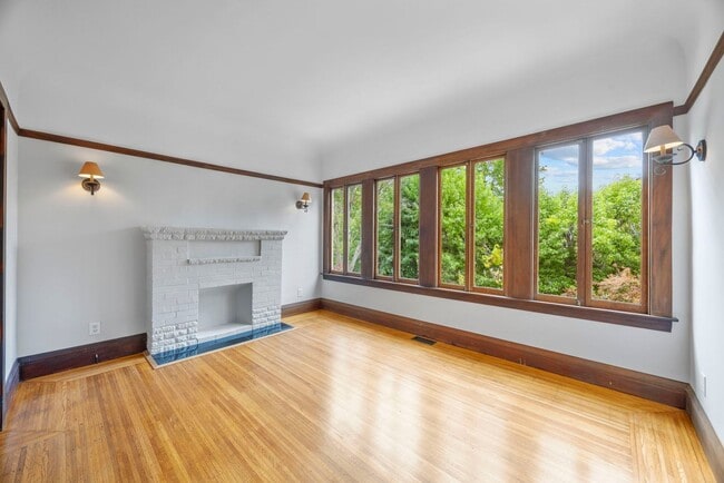 Building Photo - Sun Soaked 2 bedroom 1 bath unit off Piedm...