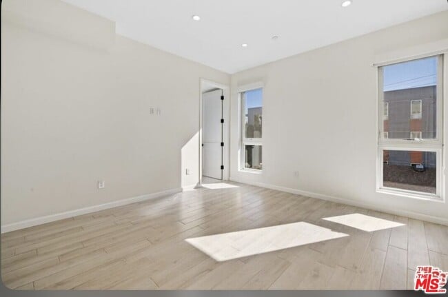 Building Photo - 1654 Greenfield Ave