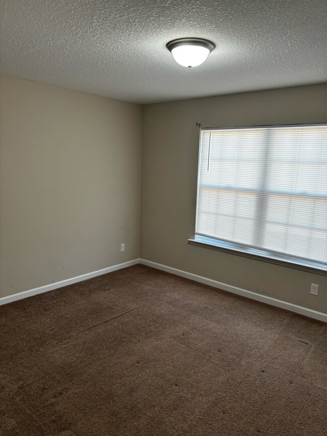 Building Photo - 668 Red Oak Ln