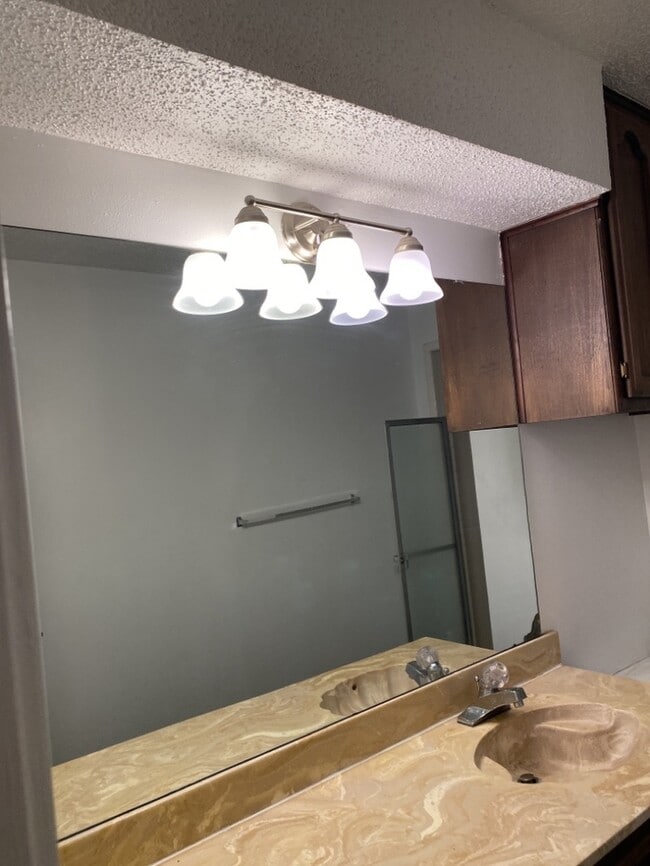Building Photo - Cozy duplex 2/2/1 in Fort Worth