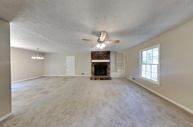 Building Photo - 6250 Silver Spur Dr