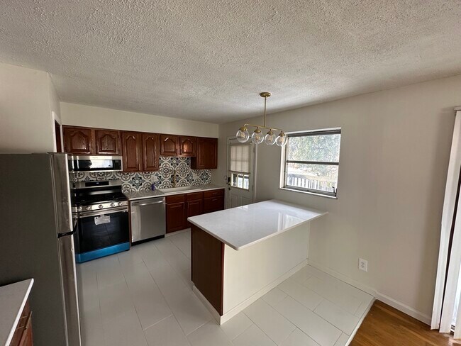 Building Photo - Brinwood Property APT A