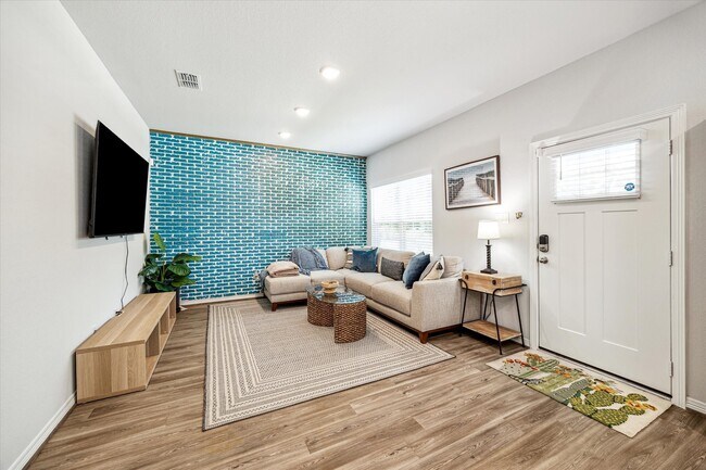 Primary Photo - 6913 New York St