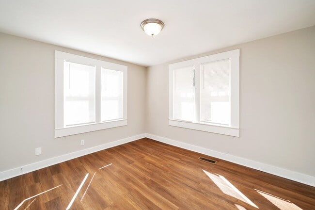 Building Photo - Super Cute Super Clean Priced to move fast!!!