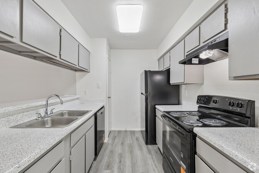 2BR, 2BA - 1,070SF - Kitchen - Oaks of Ashford Point - Briar Village