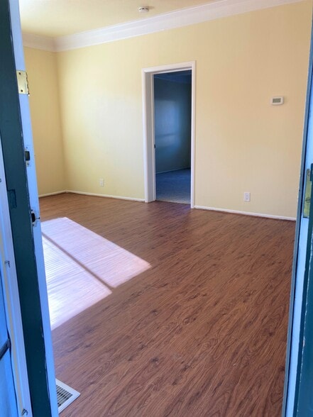 Front entrance to living room - 5 Lorton Ave